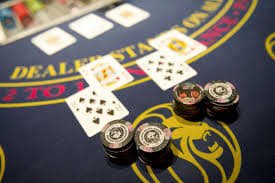 Permainan Teen Patti langsung dengan kartu di tangan